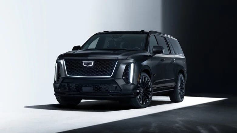 Cadillac Escalade preta vista de frente em três quartos, em estúdio