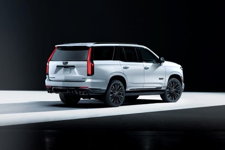 Cadillac Escalade branca vista de traseira em três quartos