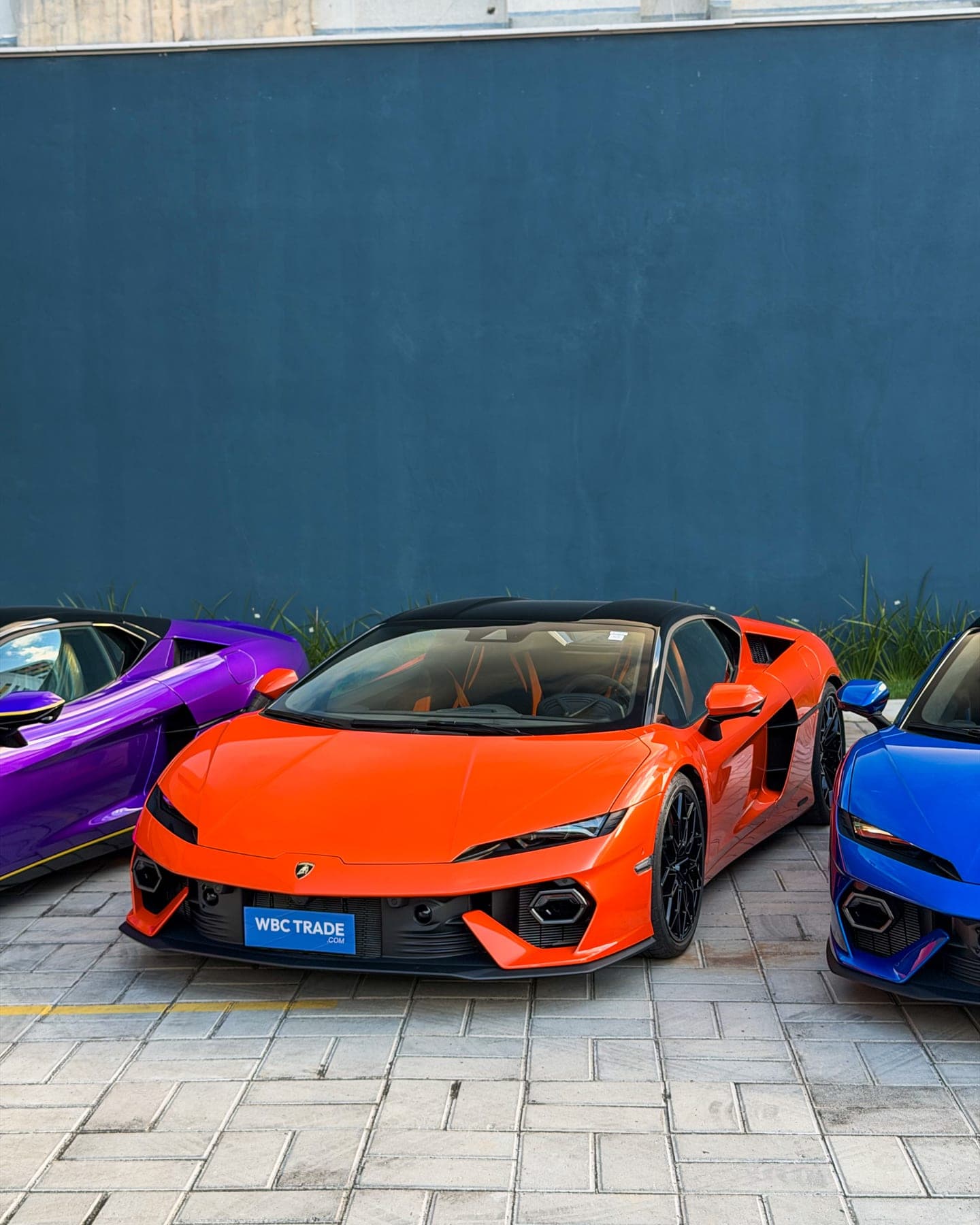 Lamborghini Temerario Arancio Xanto vista de frente em três quartos
