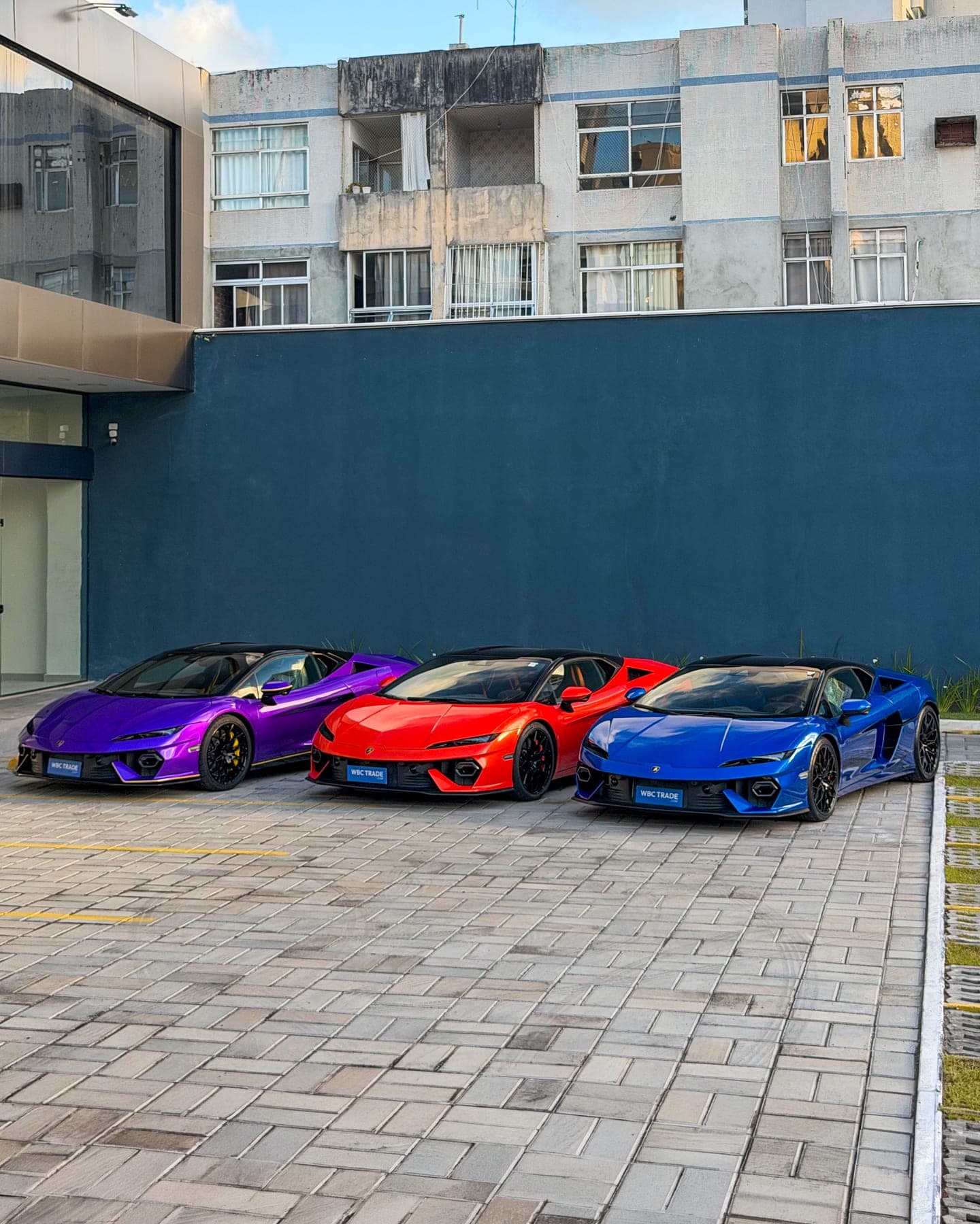 As três Lamborghini Temerario lado a lado: Blu Nethunus, Viola Pasifae e Arancio Xanto