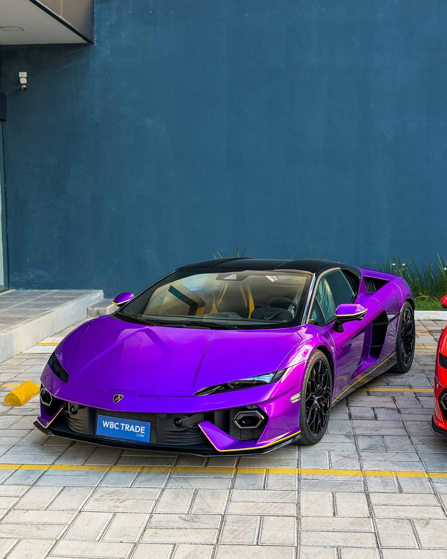 Lamborghini Temerario Viola Pasifae vista de frente em três quartos