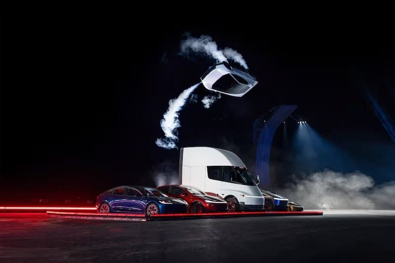 Apresentação da Tesla com o novo Roadster em voo sobre o palco