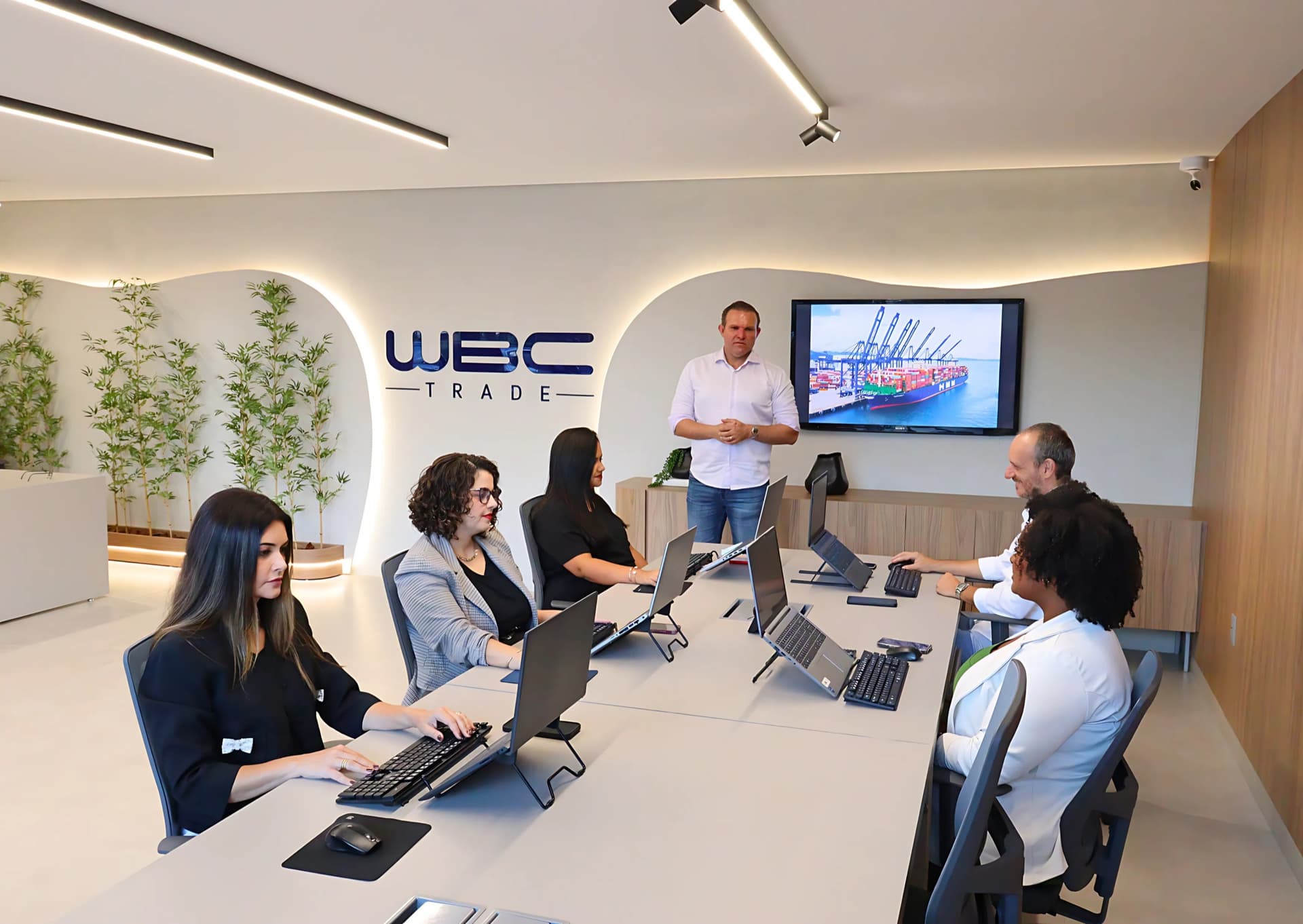 Equipe WBC Trade em operação no escritório de Itajaí